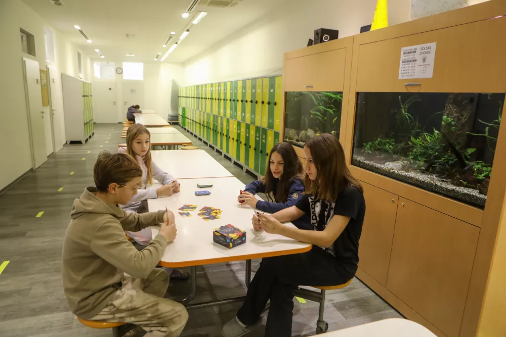 Nadomestni prostori: osnovna &scaron;ola kar v nekdanjem outlet centru