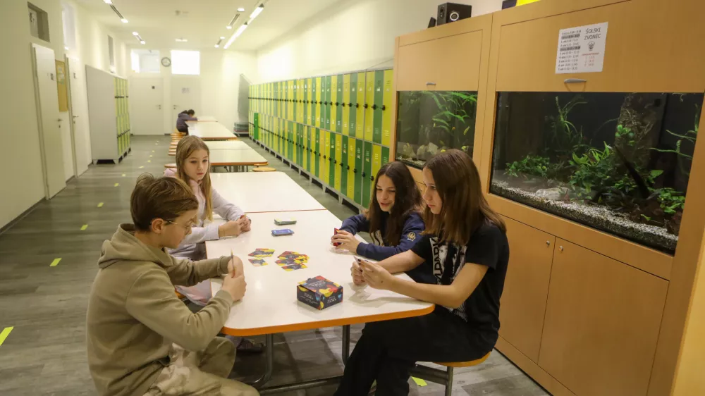 Nadomestni prostori: osnovna &scaron;ola kar v nekdanjem outlet centru