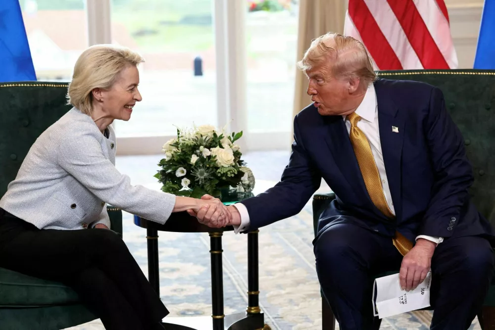 FILE PHOTO: U.S. President Donald Trump shakes hands with European Commission President Ursula von der Leyen, after an announcement of a trade deal between the U.S. and EU, in Turnberry, Scotland, Britain, July 27, 2025. REUTERS/Evelyn Hockstein/File Photo / Foto: Evelyn Hockstein