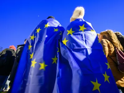 Na sn&iacute;mke demon&scaron;tranti počas protivl&aacute;dneho zhromaždenia Slovensko je Eur&oacute;pa na N&aacute;mest&iacute; Slobody v Bratislave 24. janu&aacute;ra 2025. Vo viacer&yacute;ch mest&aacute;ch Slovenska sa v piatok večer konaj&uacute; protesty, ktor&yacute;m cieľom je zd&ocirc;razniť, že Slovensko patr&iacute; do Eur&oacute;pskej &uacute;nie a Severoatlantickej aliancie. TASR o tom informovala Katar&iacute;na C&iacute;bikov&aacute; z iniciat&iacute;vy Mier Ukrajine.,Image: 957297297, License: Rights-managed, Restrictions: Image must be credited: TASR / Profimedia, Model Release: no / Foto: Tasr / Profimedia