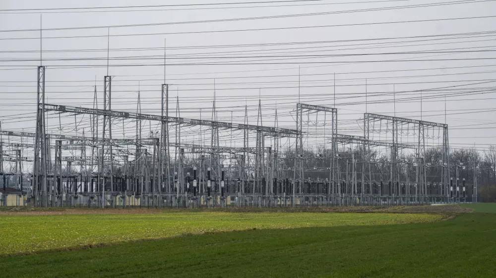 elektrika - simbolična fotografijaelektrično omrežjeomrženinaporaba elektrikedaljnovodelektrična napeljavaELES11.02.2025 Električno omrežje, okolica BeričevaFOTO: Nik Erik Neubauer