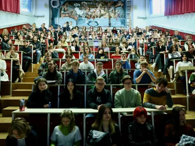 Več ljudi ko &scaron;tudira, dražji je doktorski &scaron;tudij