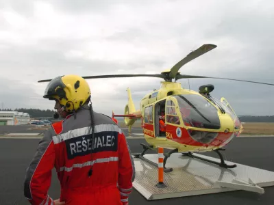 re&scaron;evalec in helikopter - HNMP &ndash; helikopterska nujna medicinska pomoč - - predstavitev helikopterske nujne medicinske pomoči ob začetku rednega delovanja službe, - ekipa predstavila svoje delovanje in simulirala primer re&scaron;evanja ponesrečenca s helikopterjem; pred novim vladnim hangarjem na letali&scaron;ču Brnik ,// FOTO: Luka CjuhaOPOMBA: ZA OBJAVO V ČASOPISU DNEVNIK