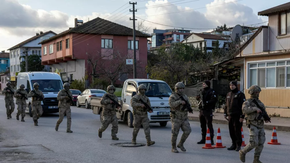 Turkish gendarmerie special forces team leaves the site where Turkish security forces launched an operation on a house believed to contain suspected Islamic State militants, and where, according to state media, seven officers were wounded in a clash, in Yalova province, Turkey, December 29, 2025. REUTERS/Umit Bektas