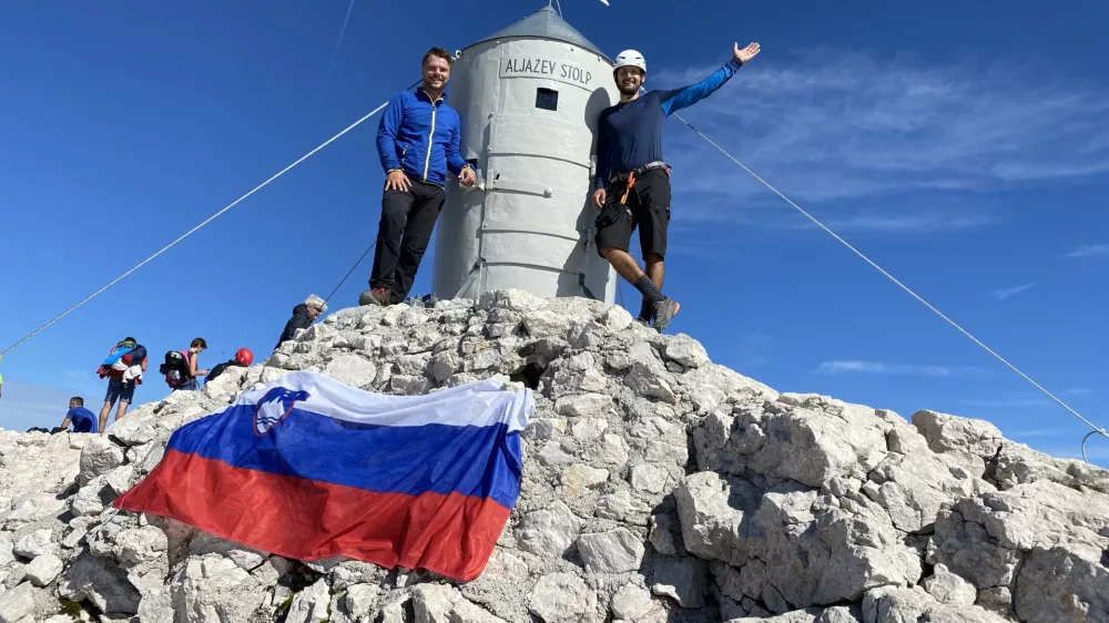Triglav, Aljažev stolp, vrh, slovenska zastava