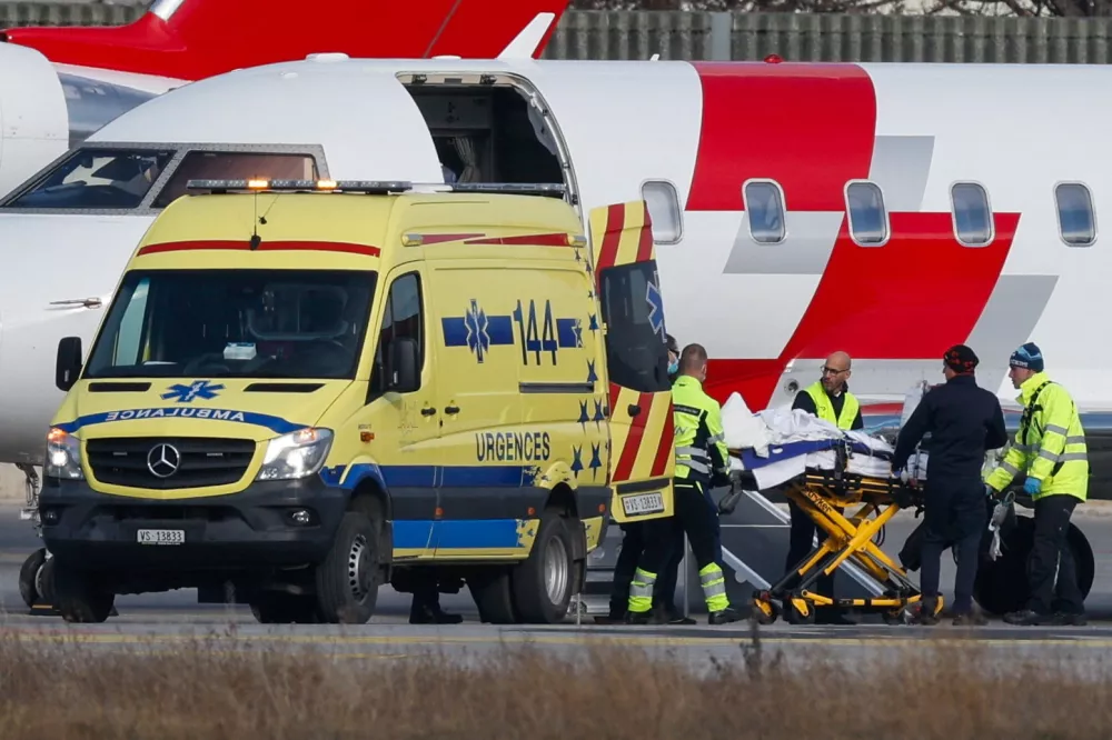 Medical staff and airport personnel load a casualty onto a Swiss Air-Ambulance plane at Sion Airport following a fire and an explosion at the "Le Constellation" bar, during a New Year's Eve party in the upscale ski resort of Crans-Montana in southwestern Switzerland, in Sion, Switzerland, January 2, 2026. REUTERS/Lisa Leutner