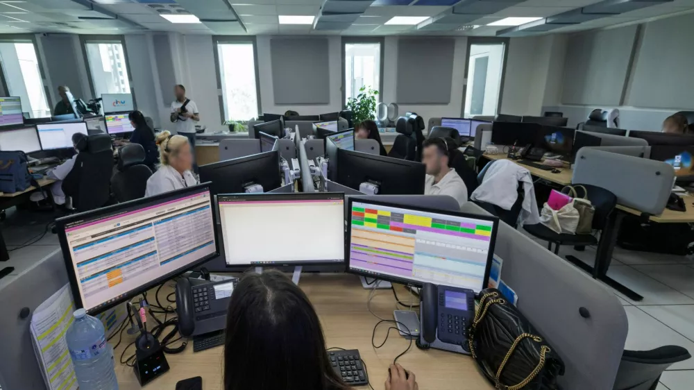 Centre de reception des appels des urgences. Les urgences du CHU Pasteur de Nice proches de la rupture apres un afflux record en raison de la canicule avec jusqu a 330 entrees quotidiennes. Urgences de l Hopital Pasteur 2, Centre Hospitalier Universitaire, Nice FRANCE - 01/07/2025//SYSPEO_sysA040/Credit:SYSPEO/SIPA/2507021953,Image: 1017712632, License: Rights-managed, Restrictions:, Model Release: no