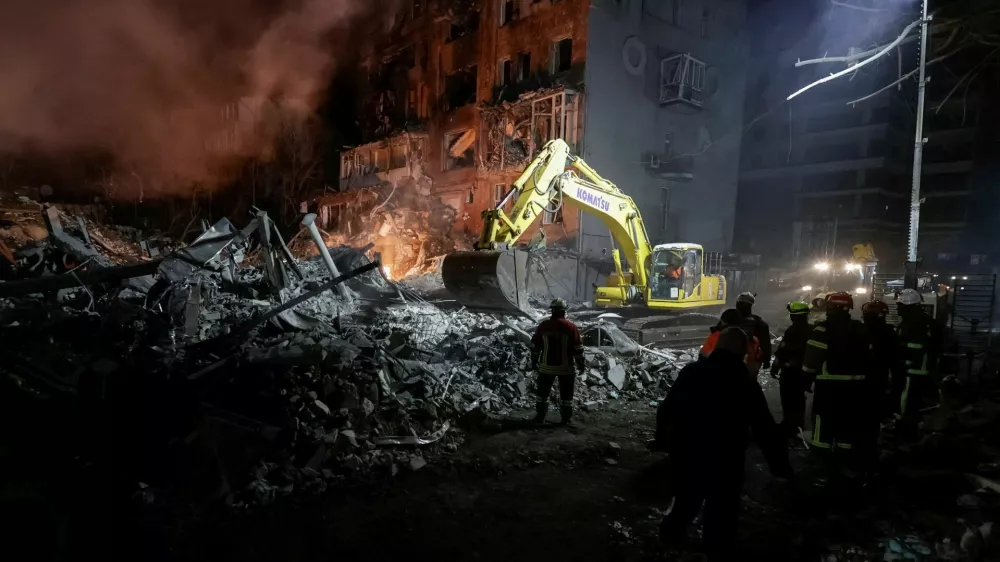 Rescuers work at the site of an apartment building hit by a Russian air strike, amid Russia's attack on Ukraine, in Kharkiv, Ukraine January 2, 2026. REUTERS/Sofia Gatilova   TPX IMAGES OF THE DAY