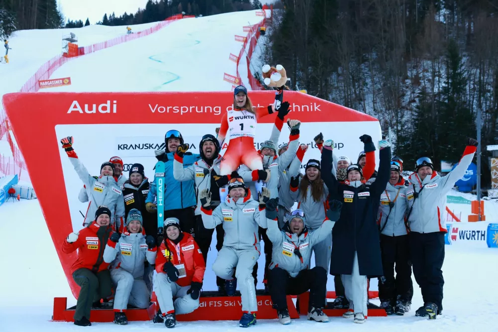 Alpine Skiing - FIS Alpine Ski World Cup - Women's Giant Slalom - Kranjska Gora, Slovenia - January 3, 2026 Switzerland's Camille Rast celebrates on the podium with her team after winning the women's giant slalom REUTERS/Borut Zivulovic