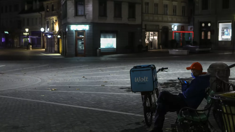 policijska ura - omejitev gibanja ljudi ponoči med 21. in 6. uro - Wolt dostava hrane - Pre&scaron;ernov trg  - 02.11.2020 &ndash; 30 dnevna epidemija Koronavirus COVID-19 v Sloveniji &ndash; ukrepi za zajezitev &scaron;irjenja okužb -. //FOTO: LUKA CJUHA