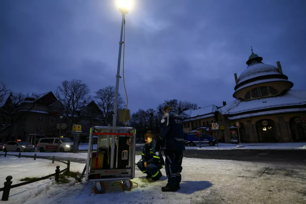 Members of THW (Technisches Hilfswerk, the Federal Agency for Technical Relief) set up lighting using a power generator during a blackout that left thousands of homes without electricity after a suspected arson attack at the power plant Lichterfelde in the district Steglitz-Zehlendorf in southern Berlin, Germany, January 4, 2026. REUTERS/Lisi Niesner