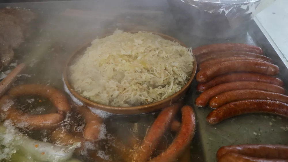 - Koča Komenda, zelje, klobase, pečenice.- 09.12.2025. - Praznični božično novoletni sejem v Ljubljani.//FOTO: Bojan Velikonja