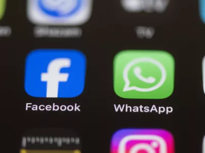 FILED - 15 February 2024, Saxony, Dresden: The Facebook and WhatsApp apps are shown on the display of a smartphone. Photo: Sebastian Kahnert/dpa