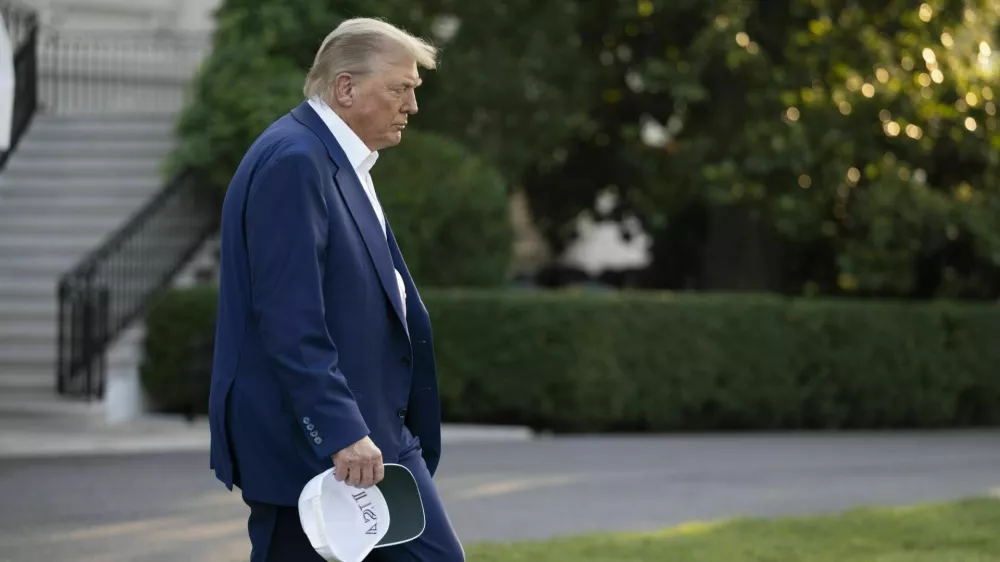 HANDOUT - 24 June 2025, US, Washington: US President Donald Trump boards Marine One on the South Lawn of the White House, en route to Joint Base Andrews for his trip to The Hague for the 2025 NATO Summit. Photo: Molly Riley/White House/dpa - ATTENTION: editorial use only and only if the credit mentioned above is referenced in full