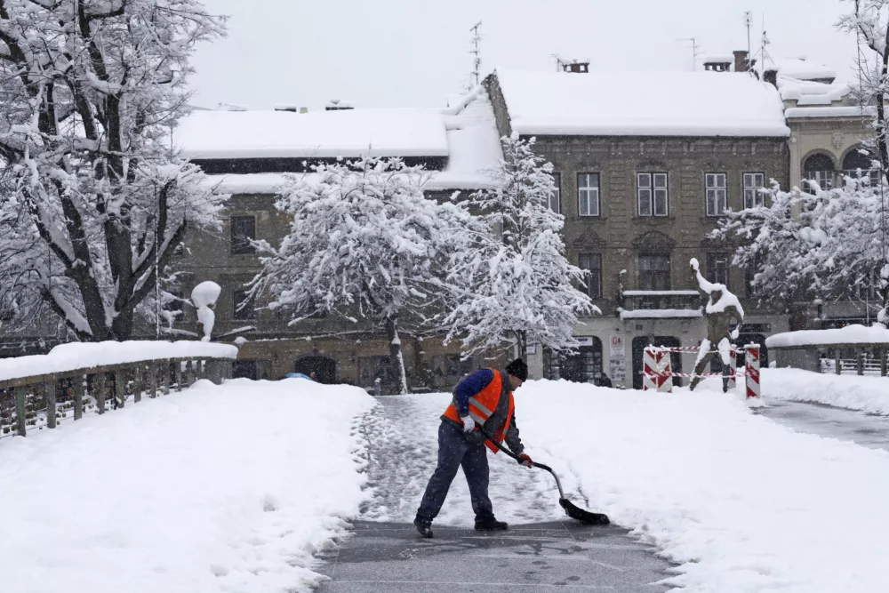 - Mesarski most - - kidanje - odmetavanje snega -  kip Satir  - sneženje v Ljubljani - sneg 2013//FOTO: Luka Cjuha