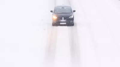 04 January 2026, Lower Saxony, Hemmingen: A car drives on the Messeschnellweg in the Hanover region during snowfall. Photo: Julian Stratenschulte/dpa / Foto: Julian Stratenschulte
