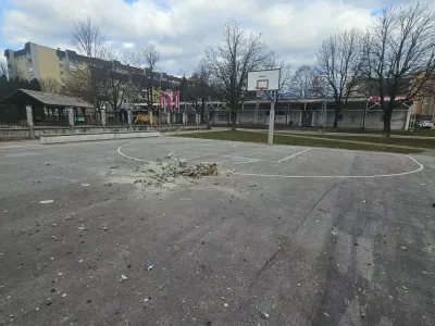 Vandali uničili klopi, po&scaron;kodovali asfalt, iztrgali gasilni aparat