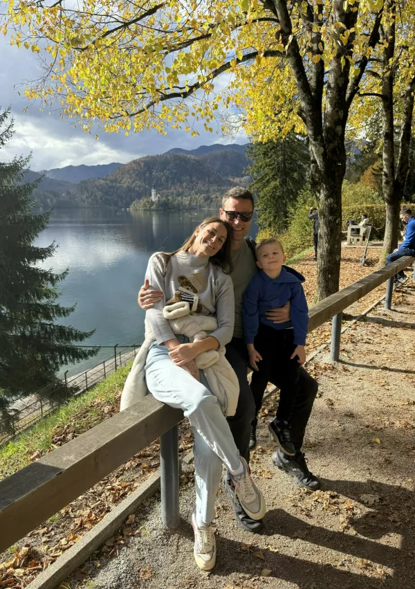 Sara Isaković z družino sedaj uživa v Radovljici, radi pa se odpravijo tudi na bližnji Bled. / Foto: Osebni Arhiv