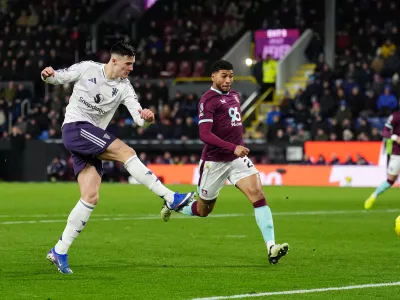 07 January 2026, United Kingdom, Burnley: Manchester United's Benjamin Sesko (L) scores his side's first goal during the English Premier League soccer match between Burnley and Manchester United at Turf Moor. Photo: Martin Rickett/PA Wire/dpa