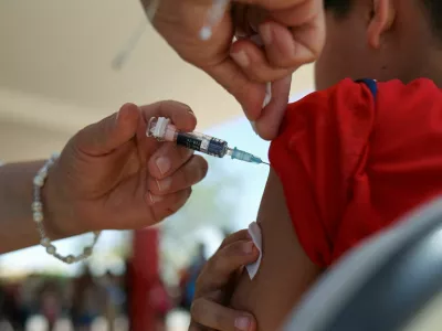 FILE PHOTO: A health worker administers a dose of the measles vaccine to a child during a measles vaccination drive in Ciudad Juarez, Mexico, June 15, 2025. REUTERS/Carlos Sanchez/File Photo