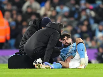 04 January 2026, United Kingdom, Manchester: Manchester City's Josko Gvardiol receives teatment for an injury during the English Premier League soccer match between Manchester City and Chelsea at the Etihad Stadium. Photo: Martin Rickett/PA Wire/dpa
