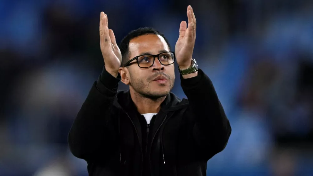 FILE PHOTO: Soccer Football - UEFA Conference League - Slovan Bratislava v RC Strasbourg - Tehelne pole, Bratislava, Slovakia - October 2, 2025 RC Strasbourg coach Liam Rosenior during the warm up before the match REUTERS/Radovan Stoklasa/File Photo
