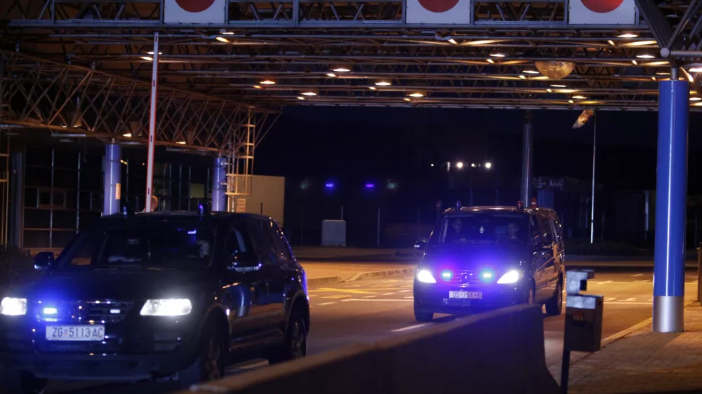 - prihod Iva Sanaderja na mejni prehod Obrežje - Slovensko - Hrva&scaron;ka meja -//FOTO: Luka Cjuha