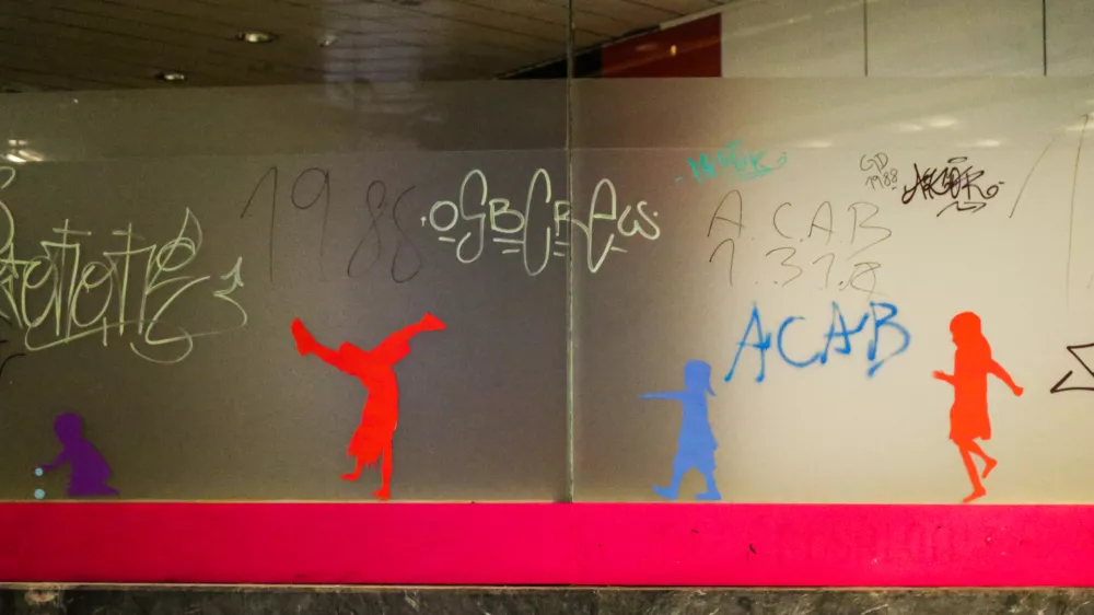 V javnosti odmeva pretresljiv primer, zaradi ne&scaron;olanja star&scaron;em odvzeli otroka