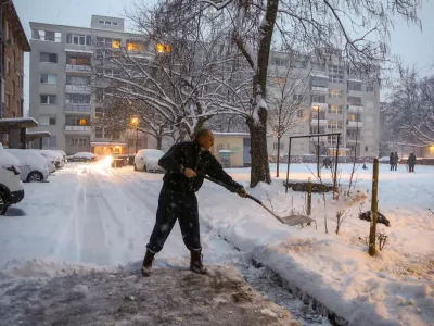 06.01.2026 - kidanje snega  Zima, sneženje - sneg - sneg v LjubljaniFoto: Luka Cjuha