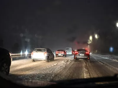 Kaos na cestah: zaradi sneženja več nesreč, zastoji po vsej Sloveniji