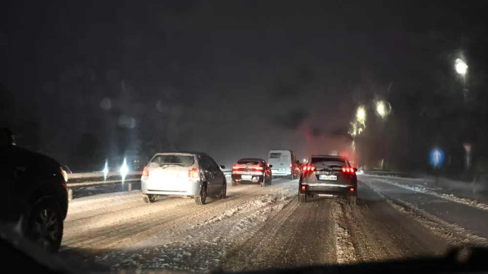 Kaos na cestah: zaradi sneženja več nesreč, zastoji po vsej Sloveniji