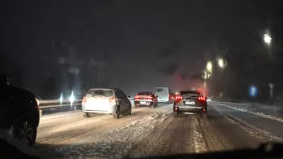 Kaos na cestah: zaradi sneženja več nesreč, zastoji po vsej Sloveniji