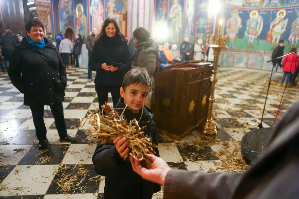 Predaja badnjaka na Badnje veče  - 06.01.2015 - Pravoslavni božič v Ljubljani 2015 - badnji dan v srbski pravoslavni cerkvi Sv. Cirila in Metoda                                  //FOTO: Bojan Velikonja