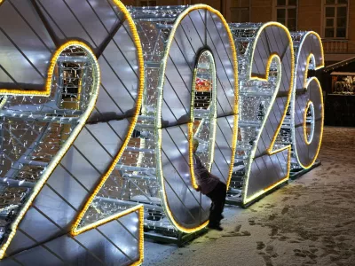 A girl sits in digit 2026 at a Christmas fair opened prior to Christmas and New Year festivities in St. Petersburg, Russia, Tuesday, Dec. 30, 2025. (AP Photo/Dmitri Lovetsky) / Foto: Dmitri Lovetsky