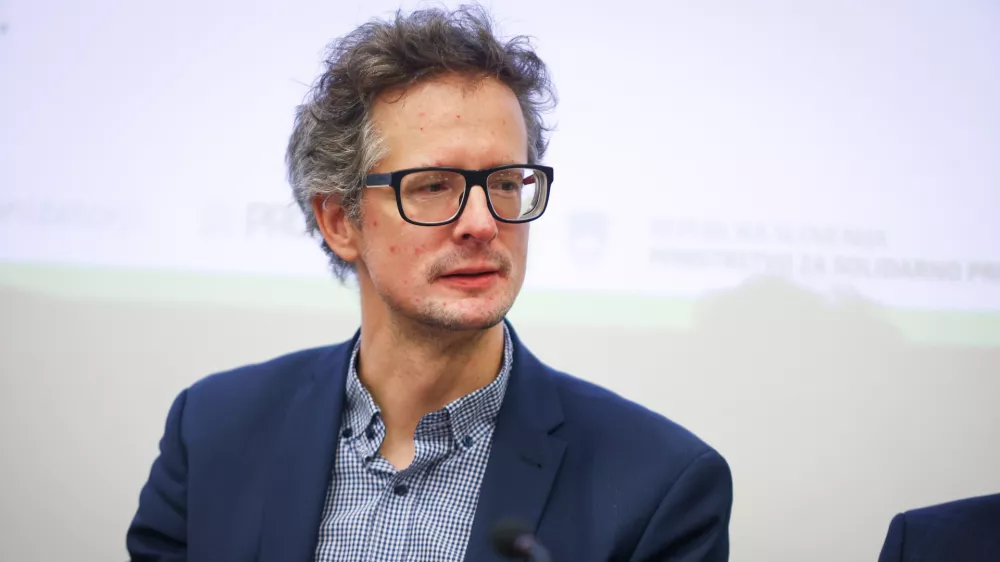 Ljubljana, Cankarjev dom.Okrogla miza z naslovom Pokojninski sistem vceraj, danes, jutri, ki ga je pripravil Festival za tretje zivljenjsko obdobje.Drzavni sekretar na ministrstvu za delo, druzino, socialne zadeve in enake moznosti Igor Feketija.