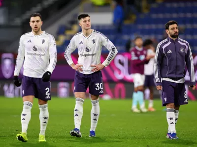 Soccer Football - Premier League - Burnley v Manchester United - Turf Moor, Burnley, Britain - January 7, 2026 Manchester United's Diogo Dalot, Benjamin Sesko and Bruno Fernandes after the match Action Images via Reuters/Craig Brough EDITORIAL USE ONLY. NO USE WITH UNAUTHORIZED AUDIO, VIDEO, DATA, FIXTURE LISTS, CLUB/LEAGUE LOGOS OR 'LIVE' SERVICES. ONLINE IN-MATCH USE LIMITED TO 120 IMAGES, NO VIDEO EMULATION. NO USE IN BETTING, GAMES OR SINGLE CLUB/LEAGUE/PLAYER PUBLICATIONS. PLEASE CONTACT YOUR ACCOUNT REPRESENTATIVE FOR FURTHER DETAILS..
