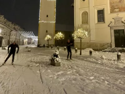 Tekači na smučkah so hiteli mimo cerkve na &Scaron;utni. Foto: FB/Živim Kamnik
