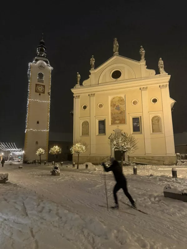 Tekači na smučkah so hiteli mimo cerkve na &Scaron;utni. Foto: FB/Živim Kamnik