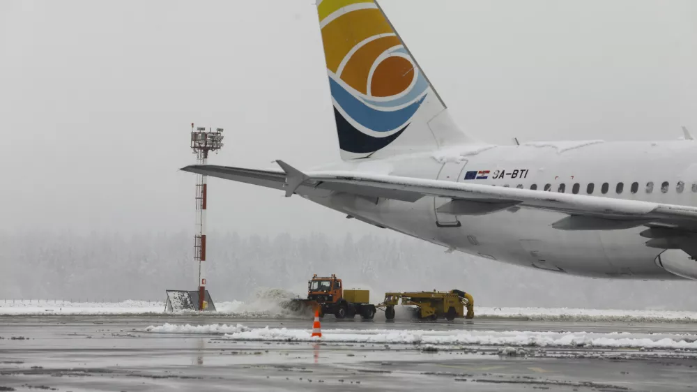 - pluženje pristajalne steze - sneženje - sneg - zima - letalo- 16.01.2023 &ndash; Brnik -&nbsp;Letali&scaron;če Jožeta Pučnika Ljubljana,&nbsp;//FOTO: Luka Cjuha