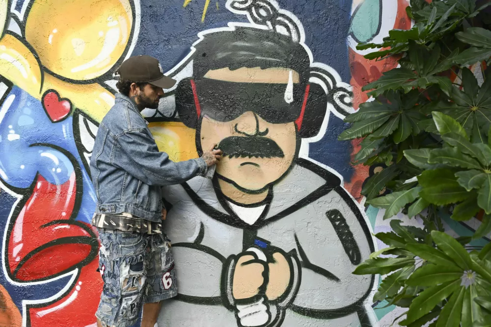 06 January 2026, US, MiamiMural artist from Venezuela, Pedro Martin, paints a mural depicting Venezuelan President Nicolas Maduro as captured is seen in the Wynwood Arts District in Miami, Florida. PhotoMichele Eve Sandberg/ZUMA Press Wire/dpa