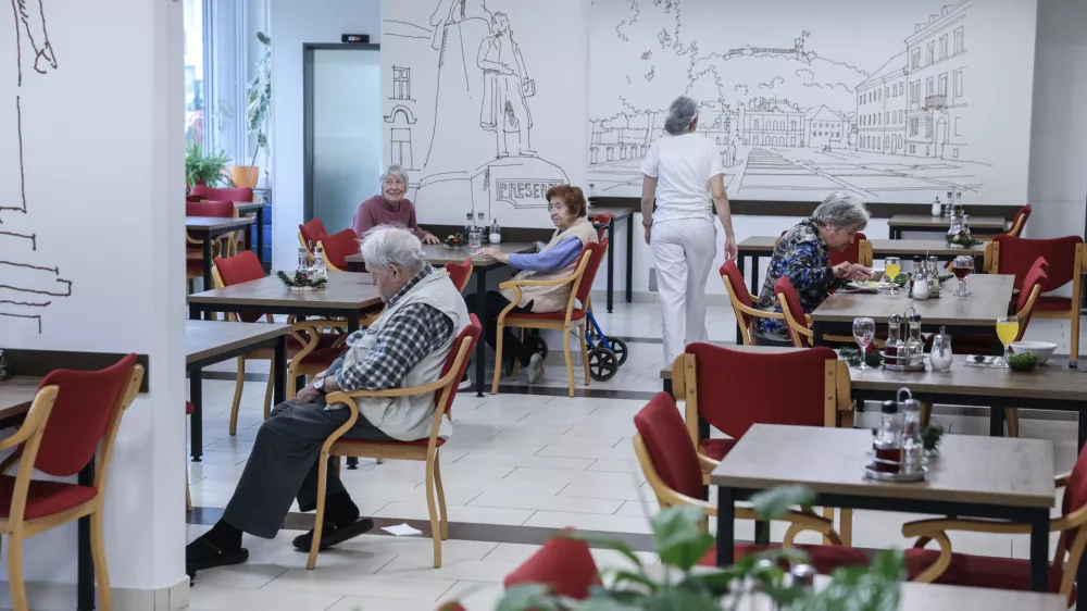 - 05.12.2025 - Robert Golob je obiskal Dom Starej&scaron;ih Občanov &Scaron;i&scaron;ka- starost, starostniki, dolgotrajna oskrba//FOTO: Jaka Gasar