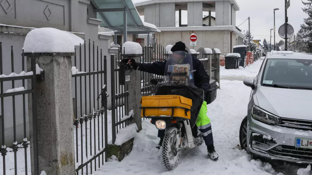 - 07.01.2026. - Reportaža o stanju v LJubljani po sneženju 6. januarja. Po&scaron;tar na neoči&scaron;čenem pločniku s skuterjem v Rožni dolini v Ljubljani. Sneg Sneženje.//FOTO: Bojan Velikonja