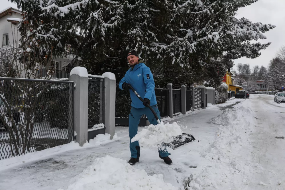 - 07.01.2026. - Reportaža o stanju v LJubljani po sneženju 6. januarja. Kidanje snega  v Rožni dolini v Ljubljani. Sneg Sneženje.//FOTO: Bojan Velikonja