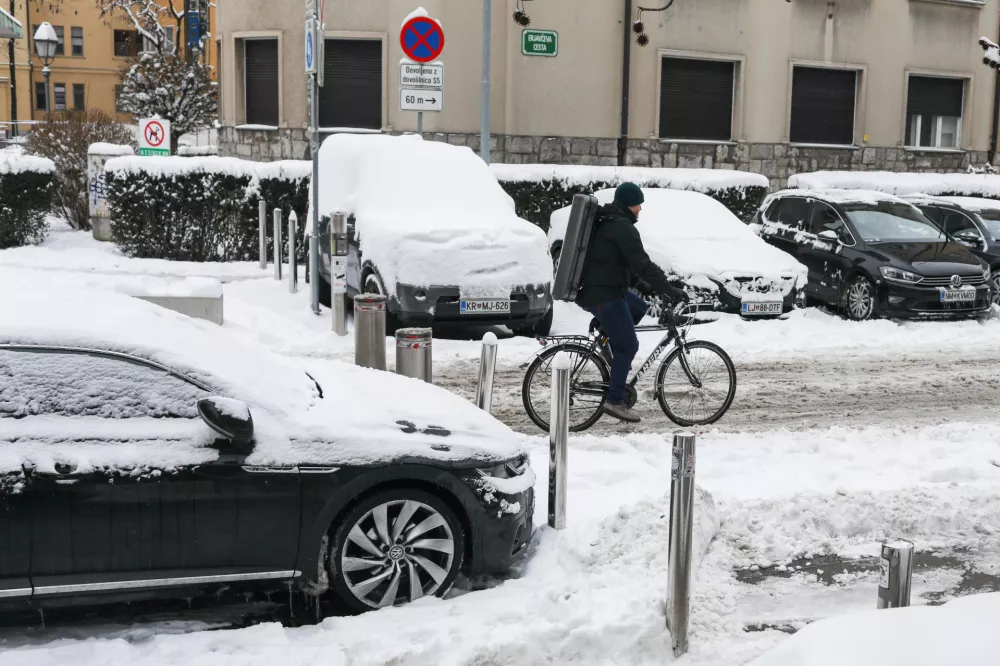 - 07.01.2026. - Reportaža o stanju v LJubljani po sneženju 6. januarja. Kolesar na Erjavčevi cesti v Ljubljani. Sneg Sneženje.//FOTO: Bojan Velikonja