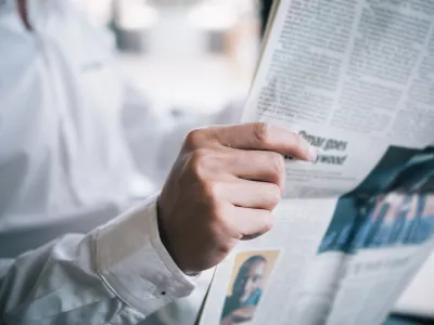 Informacije ponotranjamo drugače, kadar imamo v rokah časopis. / Foto: Istock