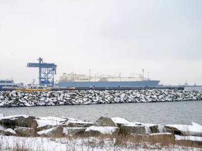 FILED - 06 January 2026, Mecklenburg-Western Pomerania, Mukran: The LNG tanker "Seapeak Magellan" transfers liquefied natural gas to the regasification vessel (Floating Storage and Regasification Unit, FSRU) "Neptune" in the port of Mukran. Photo: Stefan Sauer/dpa