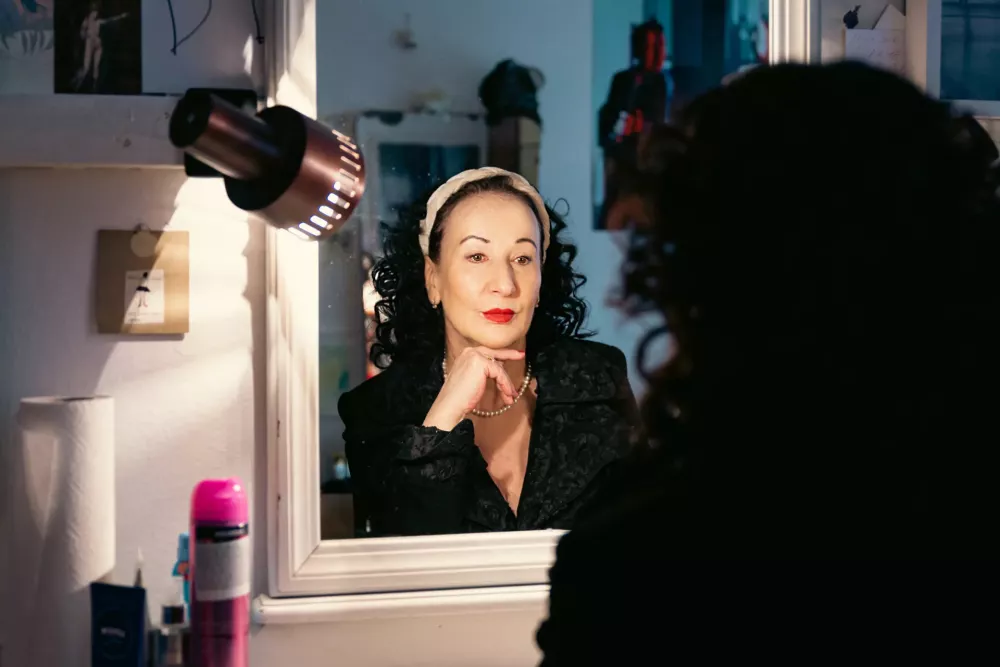 &raquo;Ivana pripoveduje &ndash; harfa odzvanja&laquo; je naslov literarno-glasbenega večera, kjer sta moči združili dramska igralka Polona Vetrih (na fotografiji) in harfistka Mojca Zlobko Vajgl. F arhiv FL