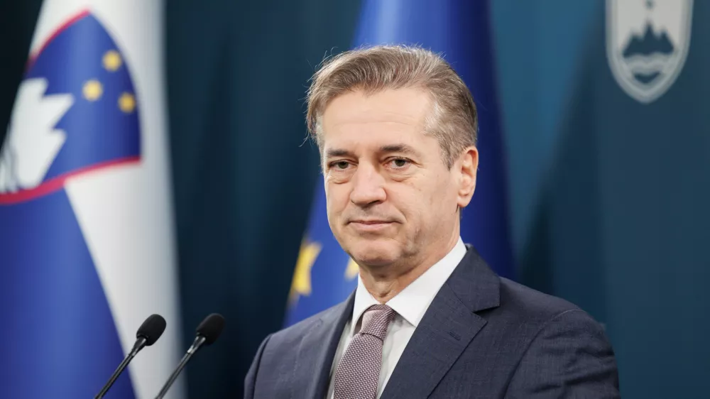 Ljubljana, vlada.Izjava predsednika vlade Roberta Goloba in ministra za kohezijo in regionalni razvoj Aleksandra Jevska.Predsednik vlade Robert Golob.