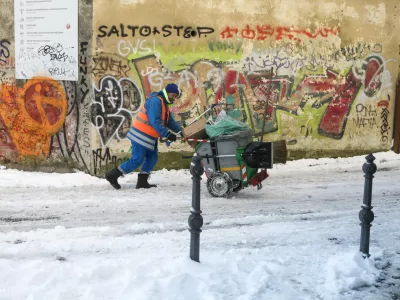 08.01.2025 - Sneg - mraz v Ljubljani - smetar -komunala - Foto: Luka Cjuha