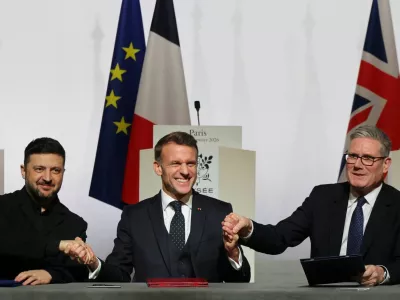 Ukraine's President Volodymyr Zelenskiy, France's President Emmanuel Macron and Britain's Prime Minister Keir Starmer shake hands upon the signing of the declaration on deploying post-ceasefire force in Ukraine during the so-called 'Coalition of the Willing' summit, at the Elysee Palace in Paris, France, January 6, 2026. Ludovic Marin/Pool via REUTERS